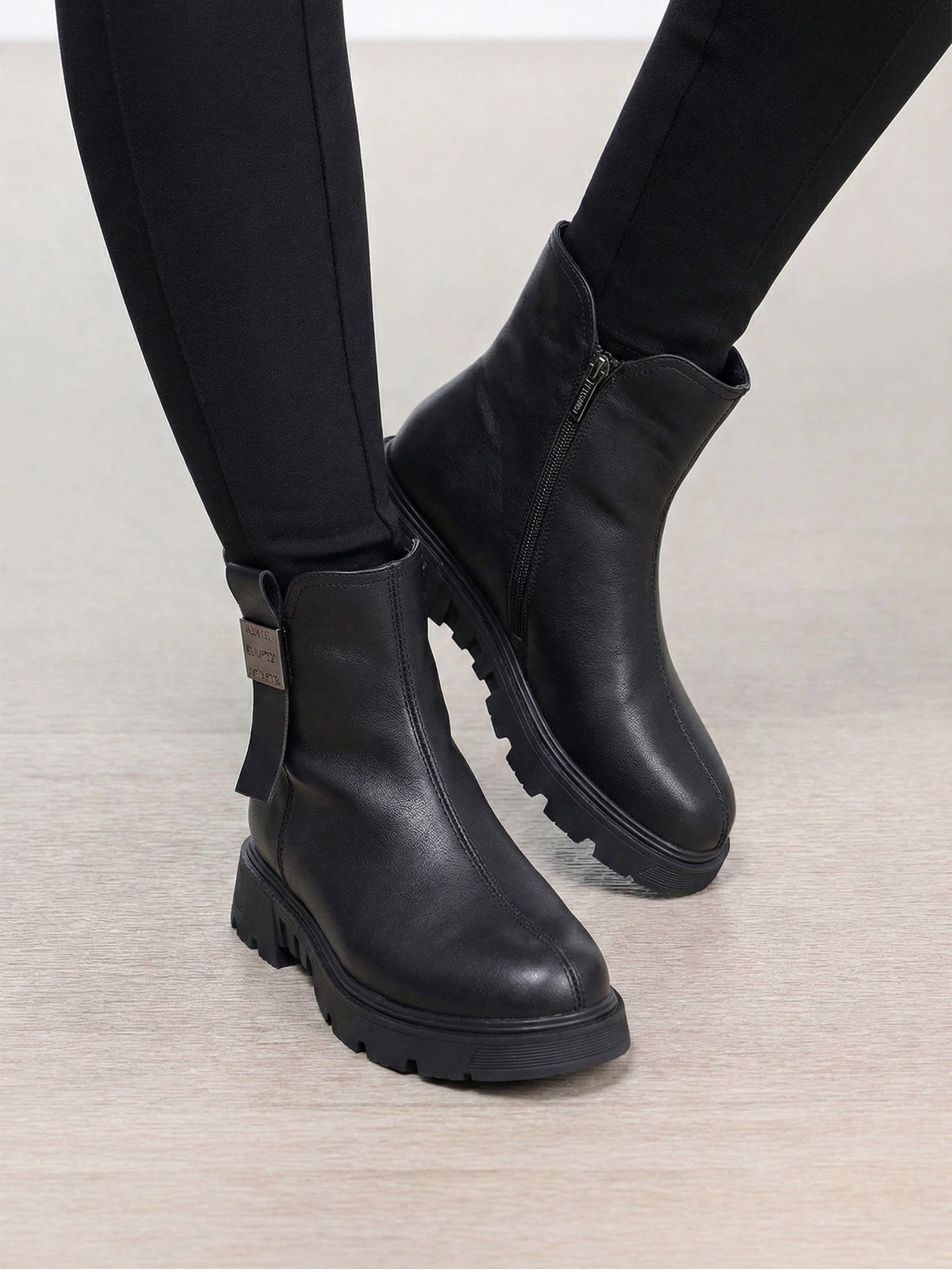 Ботинки черного цвета на рельефной подошве